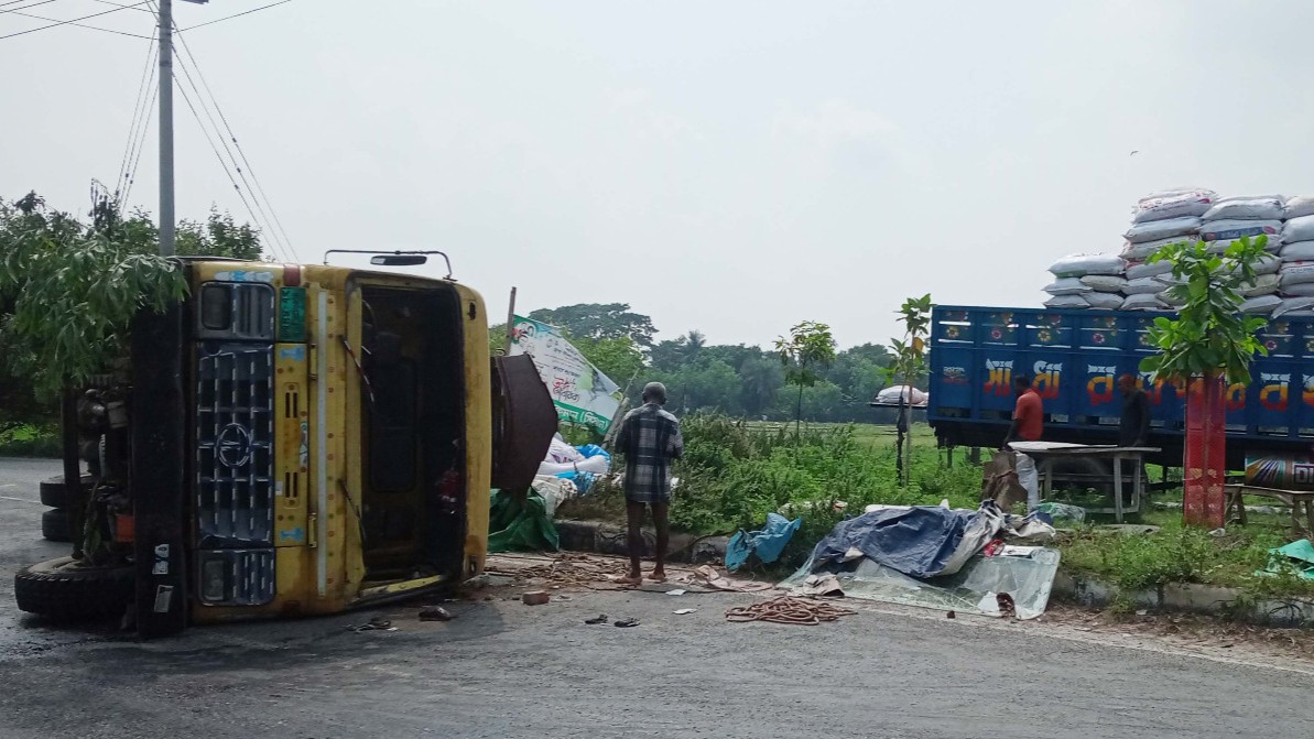 পার্বতীপুরে ৪০০ বস্তা মুরগির বিষ্ঠাবোঝাই ট্রাক উল্টে আহত ২